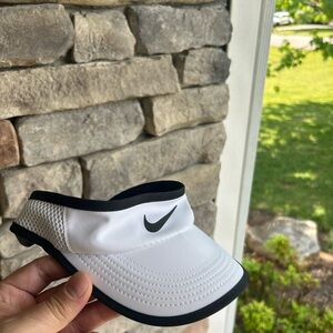 Nike Aerobill Featherlight dri-fit sun visor hat